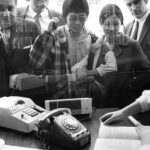 İnsanlar Evelyn Wood'u hızlı okuma yaparken izliyor