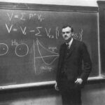 İngiliz kuramsal fizikçi Paul Dirac kuantum mekaniğine geniş katkılar sağlamıştır. Özellikle ilkeleri içsel olarak tutarlı hale getirmek için gereken matematiksel kavram ve teknikleri formülleştirmesiyle bilinir. Paul Dirac, Erwin Schrodinger ile birlikte "atom teorisinin yeni üretken formlarını keşfettiği için" 1933 Nobel Fizik Ödülü'ne layık görüldü.