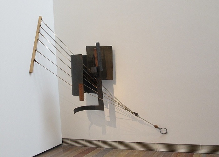 Soyut sanat akımları: Konstrüktivizm, sürrealizm ve gerçekçilik 3 Corner Counter-relief (1914-15) - Vladimir Tatlin.