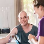 kemoterapi tedavisi alan bir erkek ve hemşire