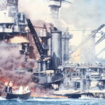 Bir sandal alev alev yanan ama liman çamurunda karaya oturmuş West Virginia'ya sağ kalanları kurtarmak için yanaşıyor