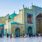 afganistan Mezar-ı Şerif insanlar etrafında yürüyor
