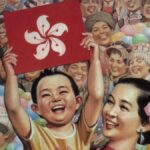 küçük çocuk hong kong bayrağı tutuyor