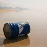 su kirliliği yaratan bir kimyasal varil kumsalda duruyor