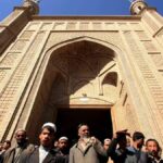 uygur müslümanları sincan'da bir camiden çıkıyor