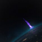 meteor dunya atmosferine girerken mor renkte yaniyor