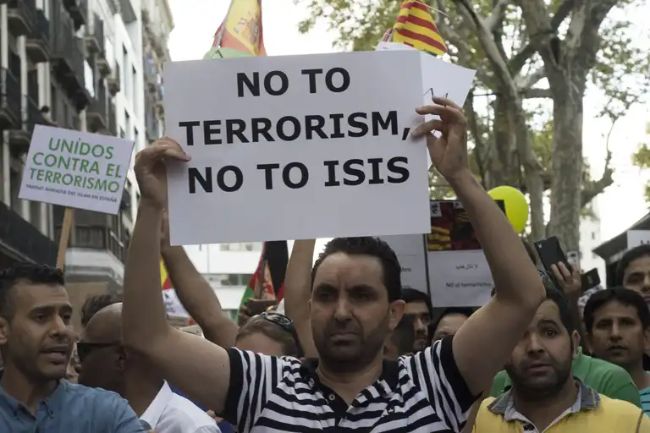 Terörden En Fazla Etkilenen Ülkeler 2 Müslüman protestocular, terör saldırısında hayatını kaybeden 13 kişinin anısına Las Ramblas Streets'te yürüyor. Barselona, İspanya, 2017.