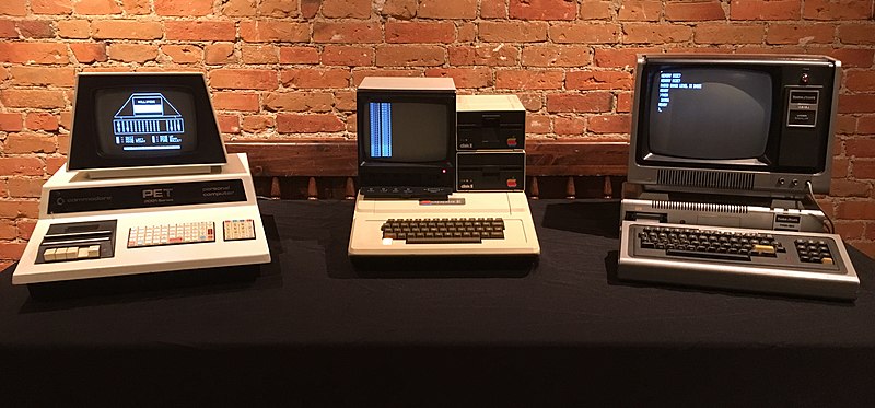 Bilgisayarın İcadı: İlk Bilgisayardan Günümüze 4 İlk kişisel bilgisayarlardan Commodore PET 2001, Apple II ve TRS-80 Model I 1977 yılında piyasaya çıktı.