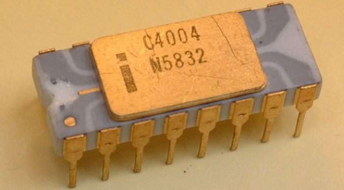 Bilgisayarın İcadı: İlk Bilgisayardan Günümüze 3 Tırnak büyüklüğündeki Intel 4004 mikroişlemci, oda büyüklüğündeki ENIAC bilgisayar kadar güçlüydü.