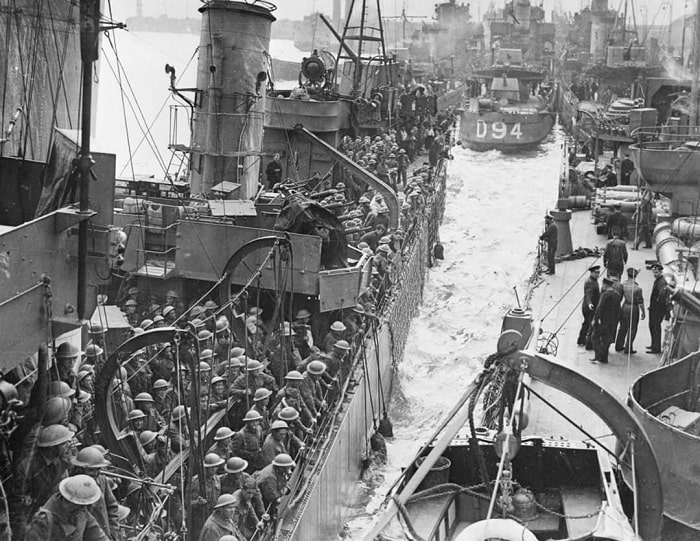 Denizaslanı Harekâtı: Hitler'in Britanya'yı işgal planı 2 Dunkirk'te İngiliz kuvvetleri Kanal boyunca geri çekildi. Britanya'nın işgali mantıklı son adımdı (Puttnam and Malindine/ Imperial War Museums)