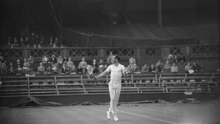 Wimbledon'ın II. Dünya Savaşı'nda askeri kamp ve çiftlik olması 3 İngiliz tenisçi D. W. Butler, 24 Haziran 1946'da, İkinci Dünya Savaşı'nın sona ermesinin ardından ilk Wimbledon Çim Tenisi Şampiyonası sırasında Merkez Kort'ta D. Scharenguivel'e karşı.