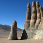 atacama çölü'nde el heykeli