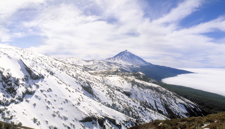 Kanarya Adaları'nın Özellikleri 5 Teide Yanardağı ve sağ tarafında bulut bir örtüsü.