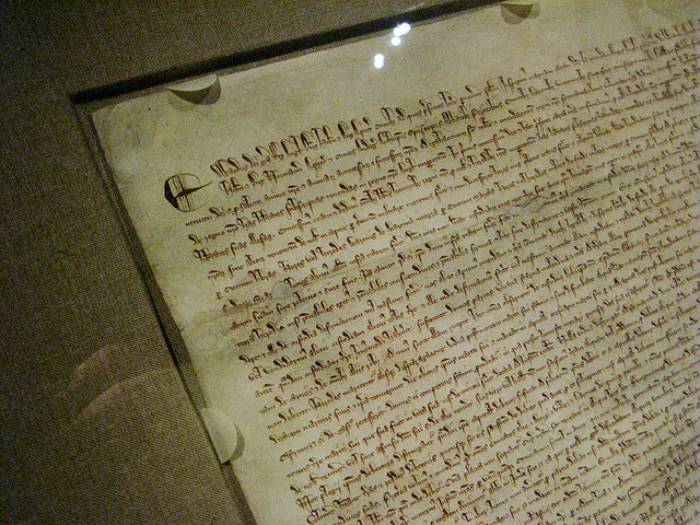 İngiltere'nin Neden Anayasası Yok? 2 1297 Magna Carta'nın yakından görünümü.