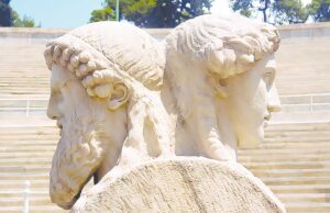 tanrı janus ve iki yüzlü heykeli