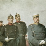 Prusya (ve daha sonra Almanya) Şansölyesi Otto von Bismarck, sağda, Yaşlı General Helmuth von Moltke, solda ve General Albrecht von Roon, ortada. Bismarck askeri bir subay değil sivil bir politikacı olmasına rağmen, dönemin Prusya militarist kültürünün bir parçası olarak askeri üniforma giymiştir.
