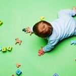 yerde sürünen bebek