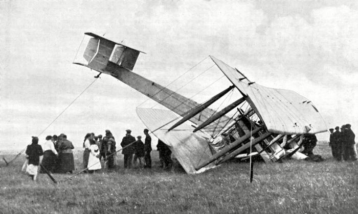 İlk kesintisiz transatlantik uçuşu: 1919'da okyanusu geçmek 6 Vickers Vimy transatlantik uçuşunu tamamlarken bataklığa saplandı.