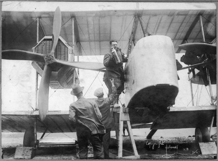 İlk kesintisiz transatlantik uçuşu: 1919'da okyanusu geçmek 5 Kaptan John Alcock transatlantik uçuşundan önce Vickers Vimy uçağına erzak istifliyor, 14 Haziran 1919.