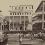 Zanzibar Sultanı'nın sarayında insanlar ve askerler, yak. 1880 - yak. 1920. Rijksmuseum.