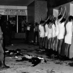 Üniversite öğrencileri Tlatelolco'da silah zoruyla alıkonuldu. 300 kadar kişi öldürüldü, ancak Meksika medyasının çoğu ordunun verdiği 27 rakamını yayınladı