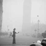 Een agent regelt het verkeer in de mist Op de achtergrond is Big Ben te zien Bestanddeelnr 254 1948 scaled 1