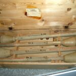 Helsinki Askeri Müzesi'nde sergilenen, orijinal nakliye kasasında dört adet Panzerfaust 30.