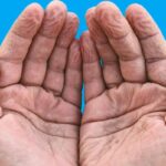 banyo deniz sonrası buruşan el