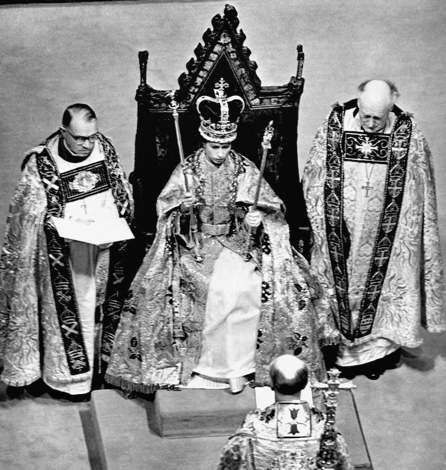 II. Elizabeth'in hükümdarlığı sırasında yeni teknolojileri olan ilgisi 4 Kraliçe II. Elizabeth, 2 Haziran 1953 tarihinde Westminster Abbey'de düzenlenen taç giyme töreninde Aziz Edward Tacı'nı taktı.