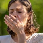hapşıran genç kadın