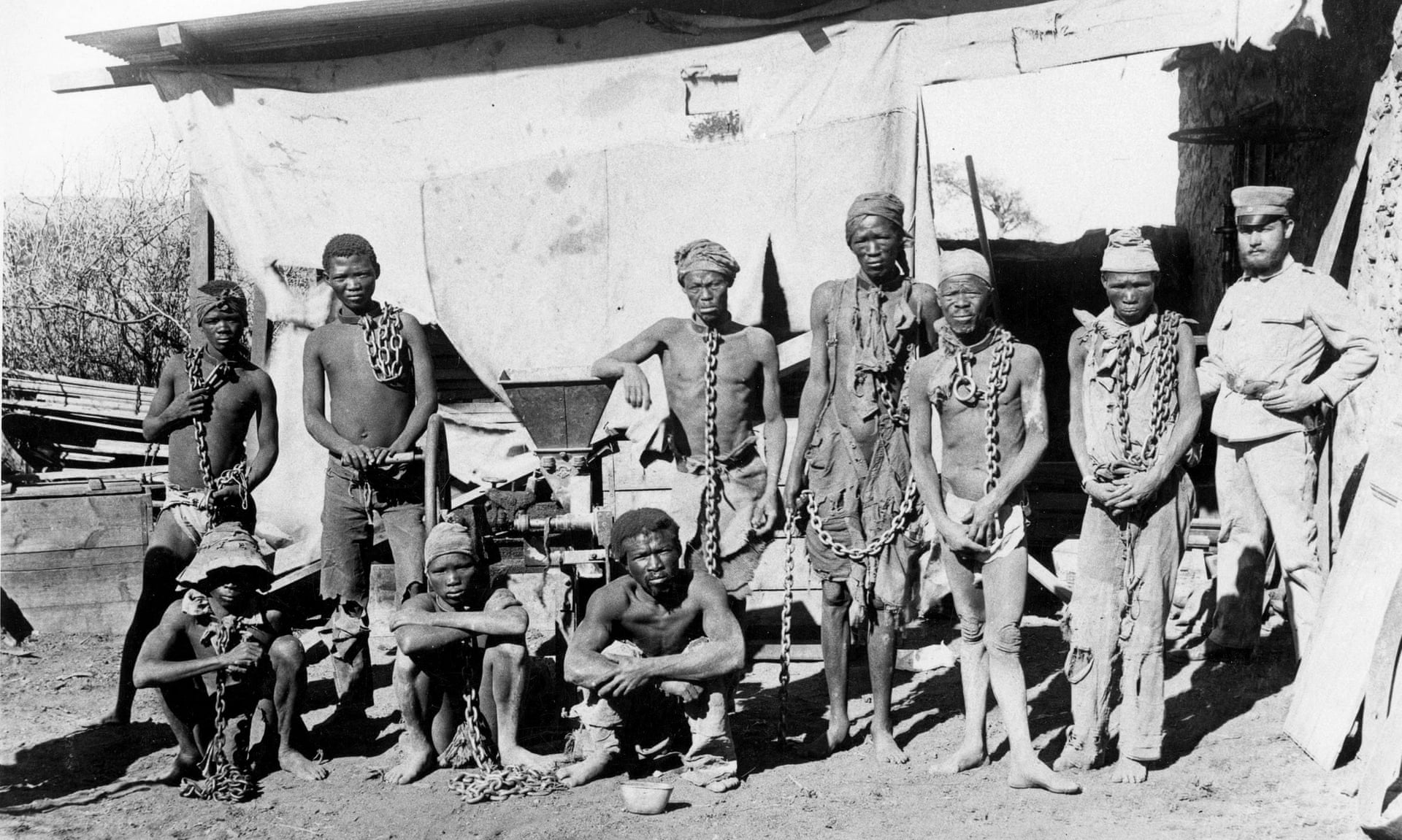 Herero ve Namaqua Soykırımı: Almanya'nın İlk Soykırımı ve Nazizmin Kökleri 2 Almanya'ya karşı 1904-1908 savaşı sırasında Herero ve Nama kabilelerinden esirler.
