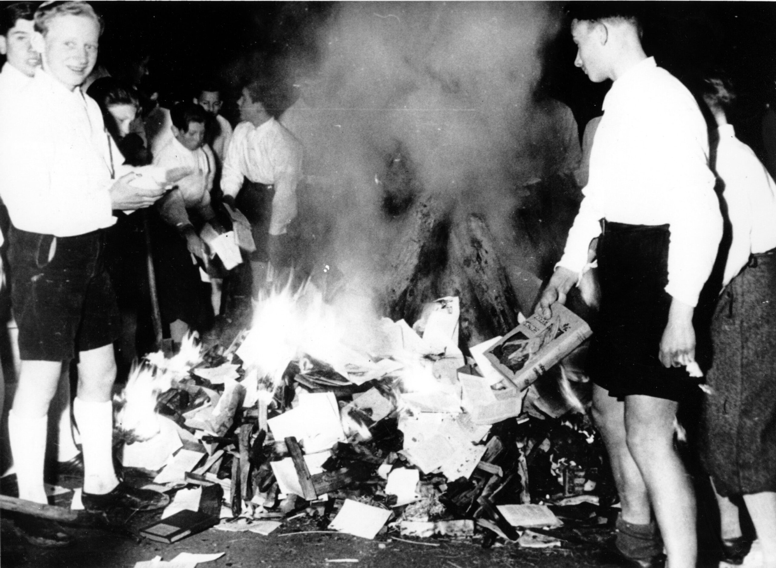 Hitler Gencligi uyeleri 1938 yilinda Avusturyanin Salzburg kentinde kitap yakti. Associated Press min scaled 1