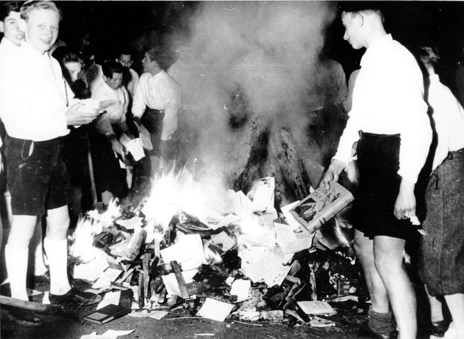 Hitler Gençliği üyeleri 1938 yılında Avusturya'nın Salzburg kentinde kitap yaktı. (Associated Press)
