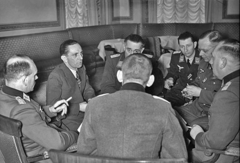 Adolf Hitler'in Sigara Karşıtlığı Kampanyası 7 Bundesarchiv Bild 183 B00548 Berlin PK Fuhrer bei Joseph Goebbels