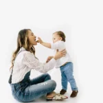 anne çocuğu oyun oynuyor