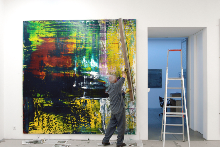 İlk Yağlı Boya Tabloyu Kim Yaptı? 5 Alman ressam Gerhard Richter soyut resimlerinden biri üzerinde çalışıyor.