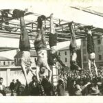 Mussolini'nin (soldan ikinci) cesedi, Petacci (ortada) ve diğer idam edilen faşistlerin yanında, Piazzale Loreto, Milano, 1945.