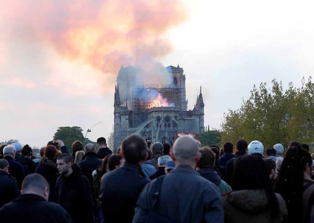 Notre Dame Yangını: Katedralin Tarihi ve Kısa Bilgileri 2 Notre Dame Katedrali yangını Pazartesi, akşam 18:30'da başladı