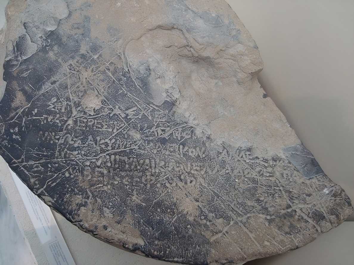 Antik Yunan'da Spartalı Kadınların Konumu ve Önemi 6 Olympia'dan Cynisca'nın yazıtının bulunduğu heykel kaidesi