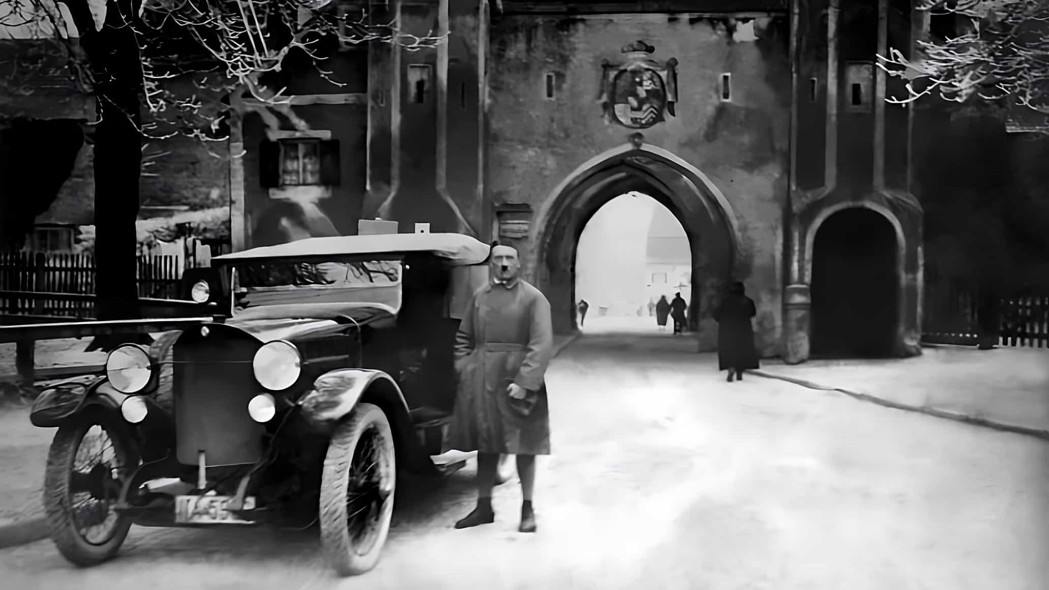 Hitler'in Arabaları: Adolf Hitler Hangi Arabaları Kullanıyordu? 3 Hitler, Mercedes-Benz 11/40 PS ile 20 Aralık 1924'te.