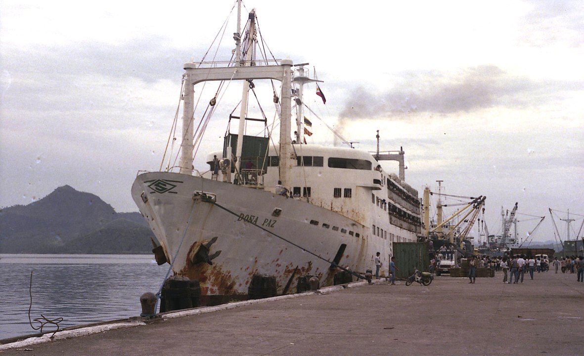 Tarihteki En Trajik Gemi Kazaları 2 1963 yılında inşa edilen MV Dona Paz yolcu feribotu 20 Aralık 1987 tarihinde MT Vector ile çarpışarak batmış ve 4000'den fazla kişinin hayatını kaybettiği Filipinler'in en kötü ada içi deniz kazası olarak kabul edilmiştir.