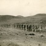 İspanyol birlikleri Rif Savaşı sırasında öldürülen Faslı bir polis memurunun cesedinin yanından geçerken.