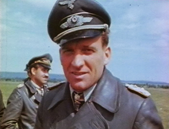 II. Dünya Savaşı'nın En İyi Avcı Pilotları 3 Hans-Ulrich Rudel yakalandıktan sonra. Arka planda: Adolf Galland