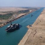 USS America (CV-66), Süveyş Kanalı'nda görev yapan bir Amerikan uçak gemisi