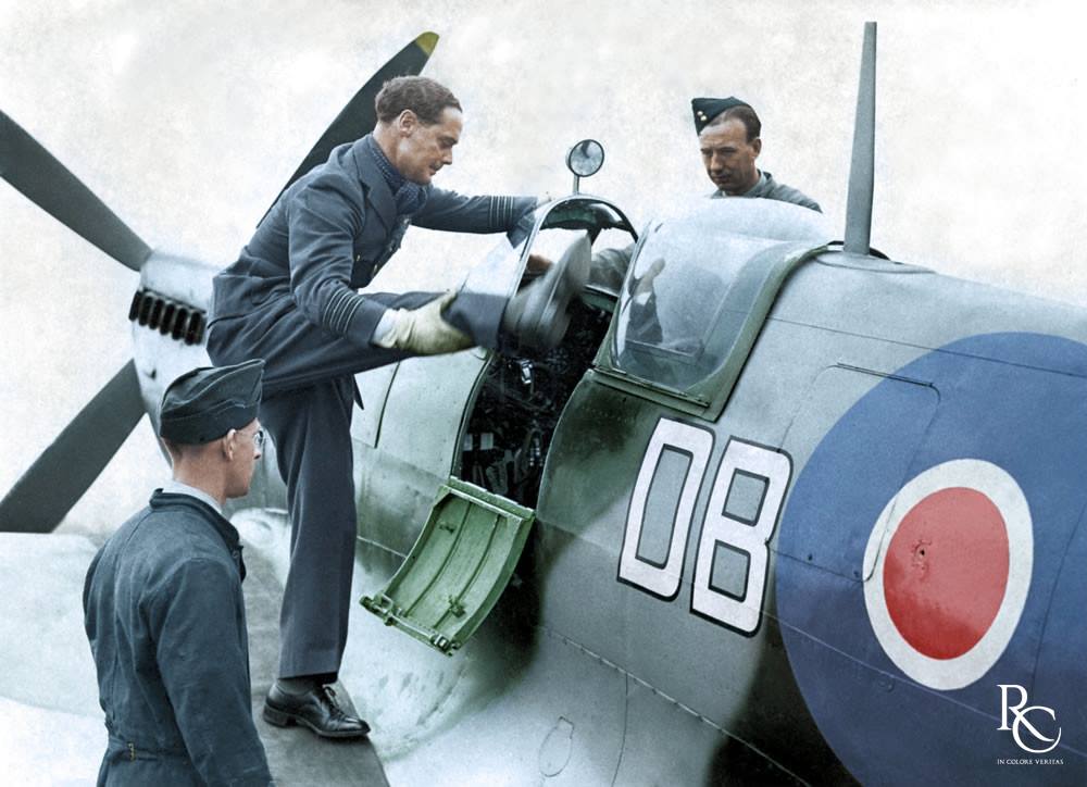 II. Dünya Savaşı'nın En İyi Avcı Pilotları 9 RAF pilotu Sir Douglas Bader, son Spitfire'ının (bir Mk.IXe) kokpitine tırmanırken protez bacaklarından birini kaldırıyor.