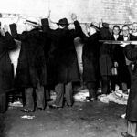 Jüri üyeleri için 1929 Sevgililer Günü katliamının yeniden canlandırılması.