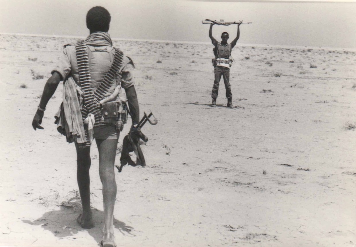 Eritre Bağımsızlık Savaşı: Eritre Özgürlüğünü Nasıl Kazandı? 4 EPLF savaşçısına teslim olan Etiyopyalı bir asker,