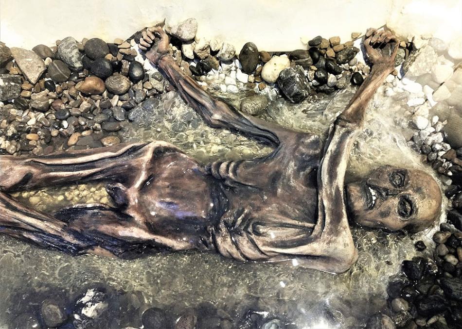 Ötzi Bulunduğu Yerde Ölmedi 2 Buzul adam Ötzi'nin gerçekçi bir kopyası sergileniyor.