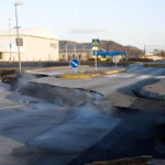 İzlanda'nın Grindavik kasabası yakınlarındaki sismik hareketliliğin ardından Pazartesi günü bir yoldaki çatlaktan buhar yükseliyor.