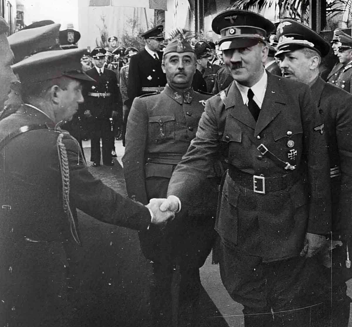 Francisco Franco'nun Yükselişi ve İspanya İç Savaşı'nın Etkileri 4 Franco'nun Vichy Fransası'nda Adolf Hitler'in arkasında dururken çekilmiş fotoğrafı,